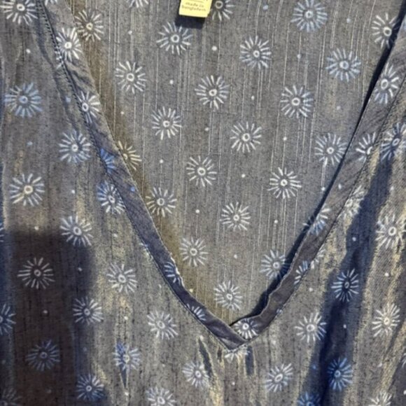 CATO BLUE V-NECK TOP  PLUS SIZE: 26/28 EUC - Picture 5 of 7